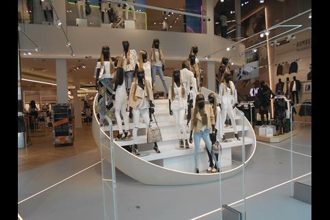 This large store sits on what was previously one level of the Forever 21 store which downsized to a single floor on the lower level in May 2014.